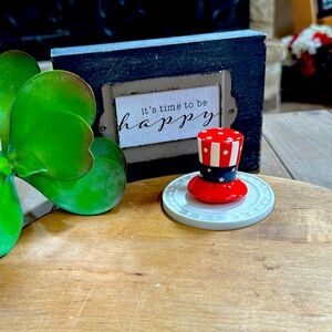 Nora Fleming mini. “Home of the Brave” Uncle Sam hat. Variation A53